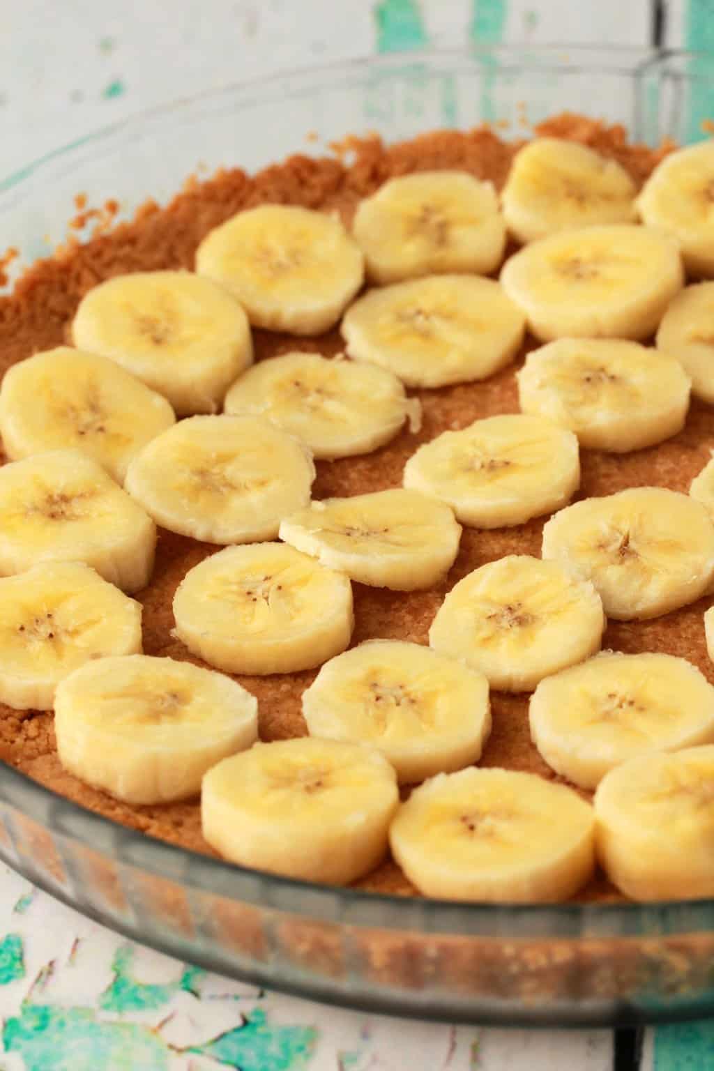 Sliced banana on top of a Golden Oreo cookie crust. 