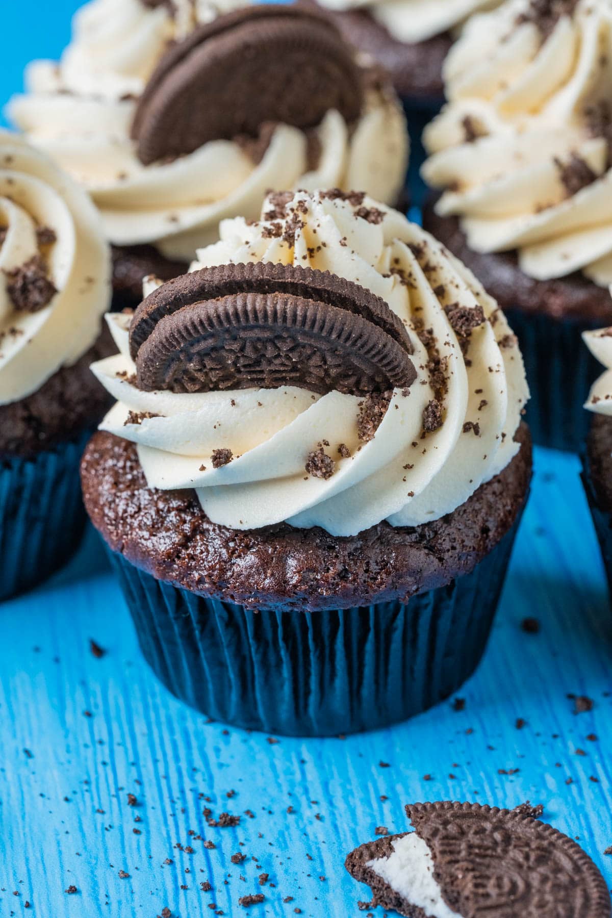 Vegan oreo cupcakes topped with vanilla frosting and oreo cookies. 
